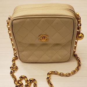 CAVIAR SQUARE CAMERA BAG  GOLD HARDWARE